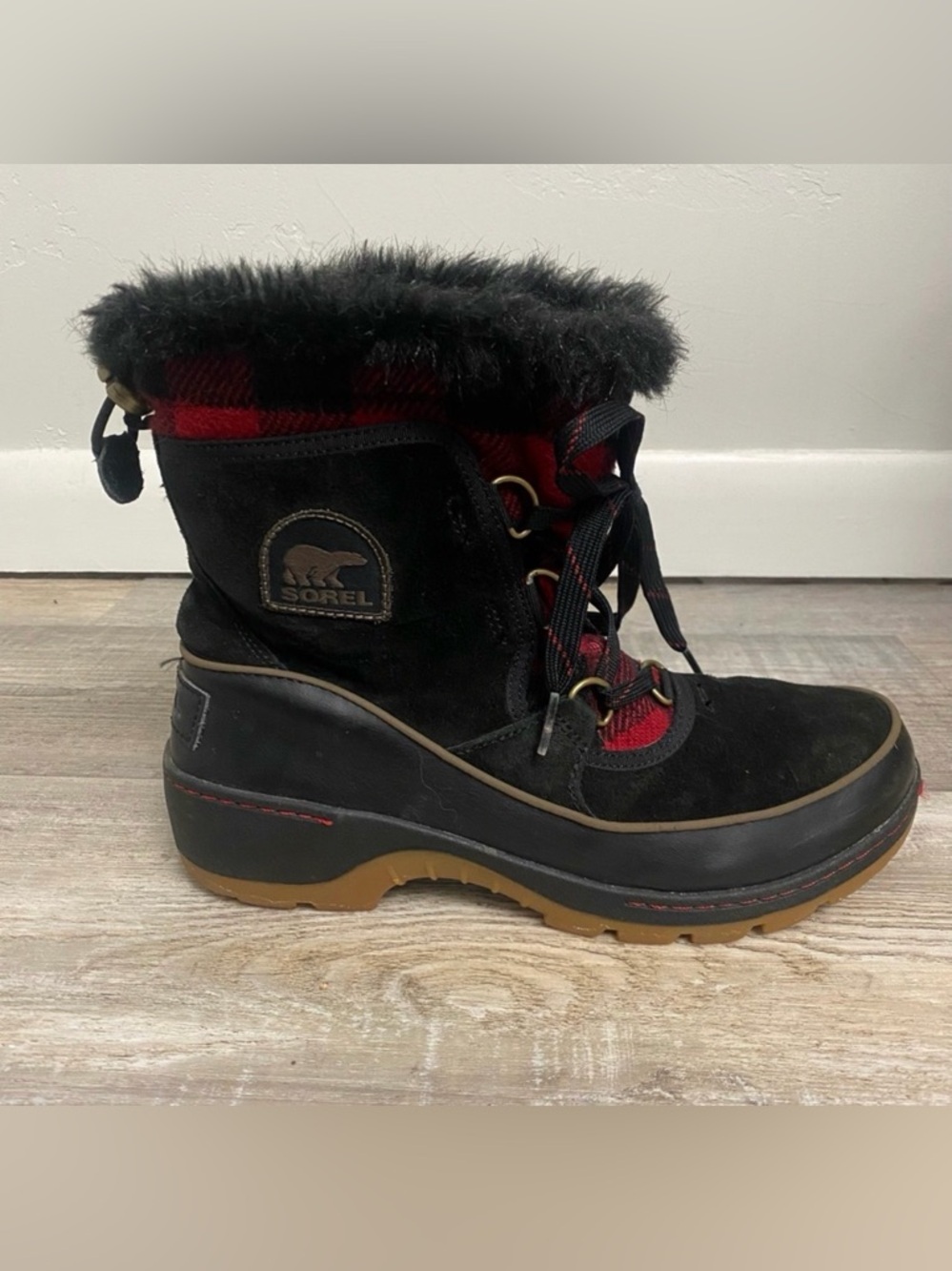 SOREL Women's Black and Red Tivoli III Plaid Winter Boots *like NEW* size 8